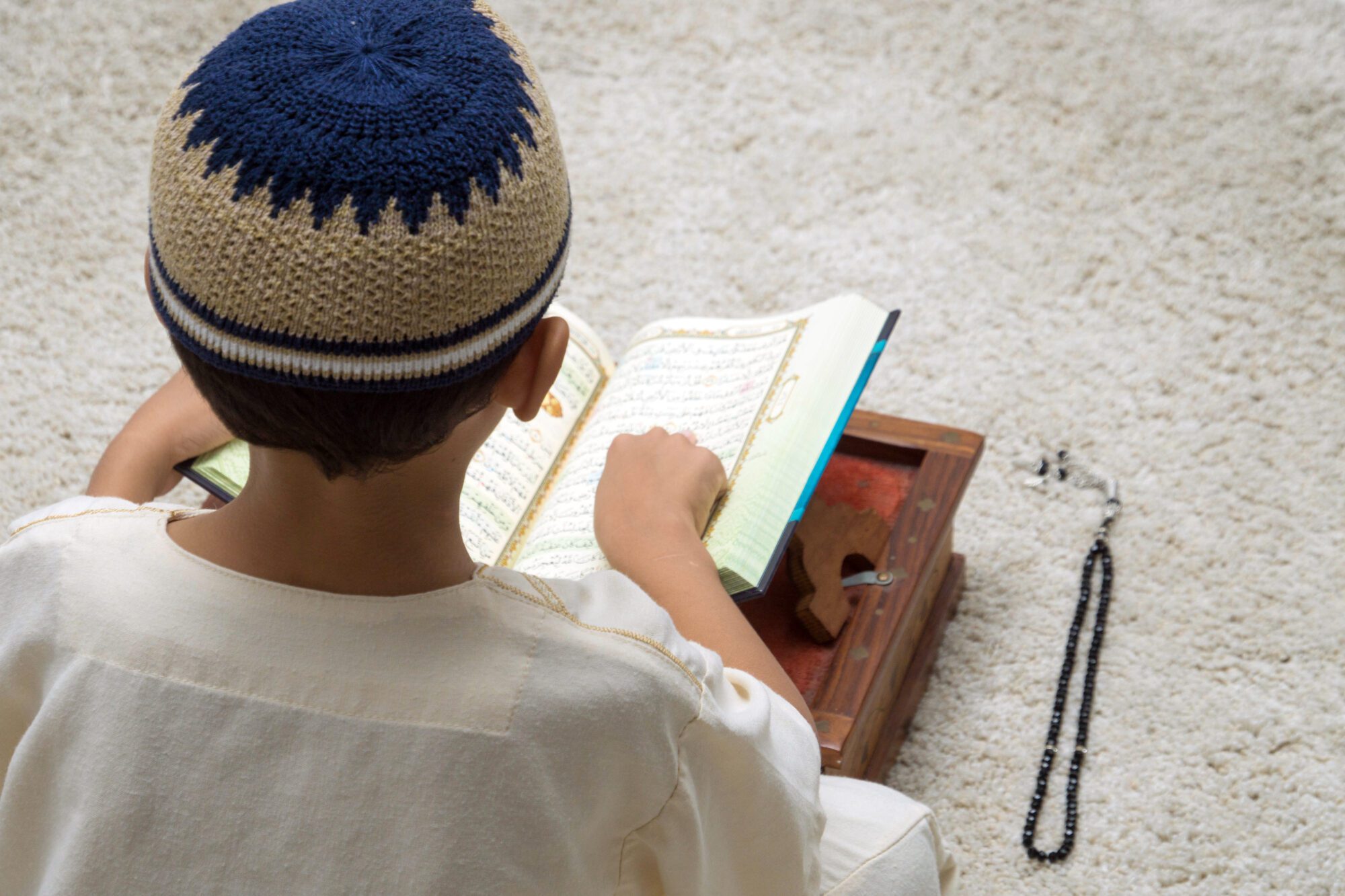 Мусульманских чтение. Что читают мусульмане. Юный мусульманин. Шапка мусульман. Дети читают Коран.