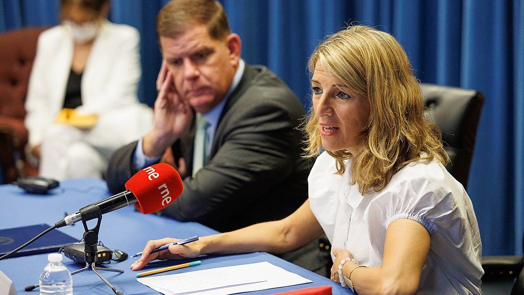 Yolanda Díaz seated at desk with U.S. Secretary of Labor Marty J. Walsh.