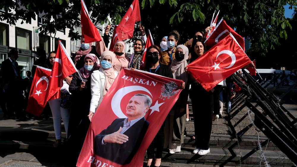 Calls to Abolish Dual Citizenship After 72% of Belgian Turks Vote Erdoğan