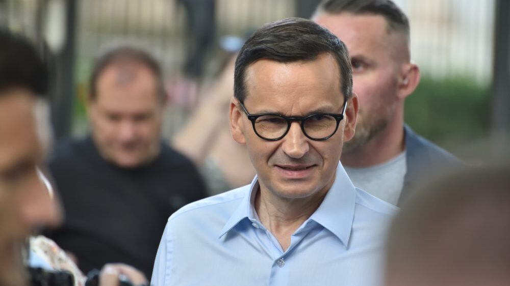 Polish Election: PiS Softens Ukraine Stance, Fearing Konfederacja Surge