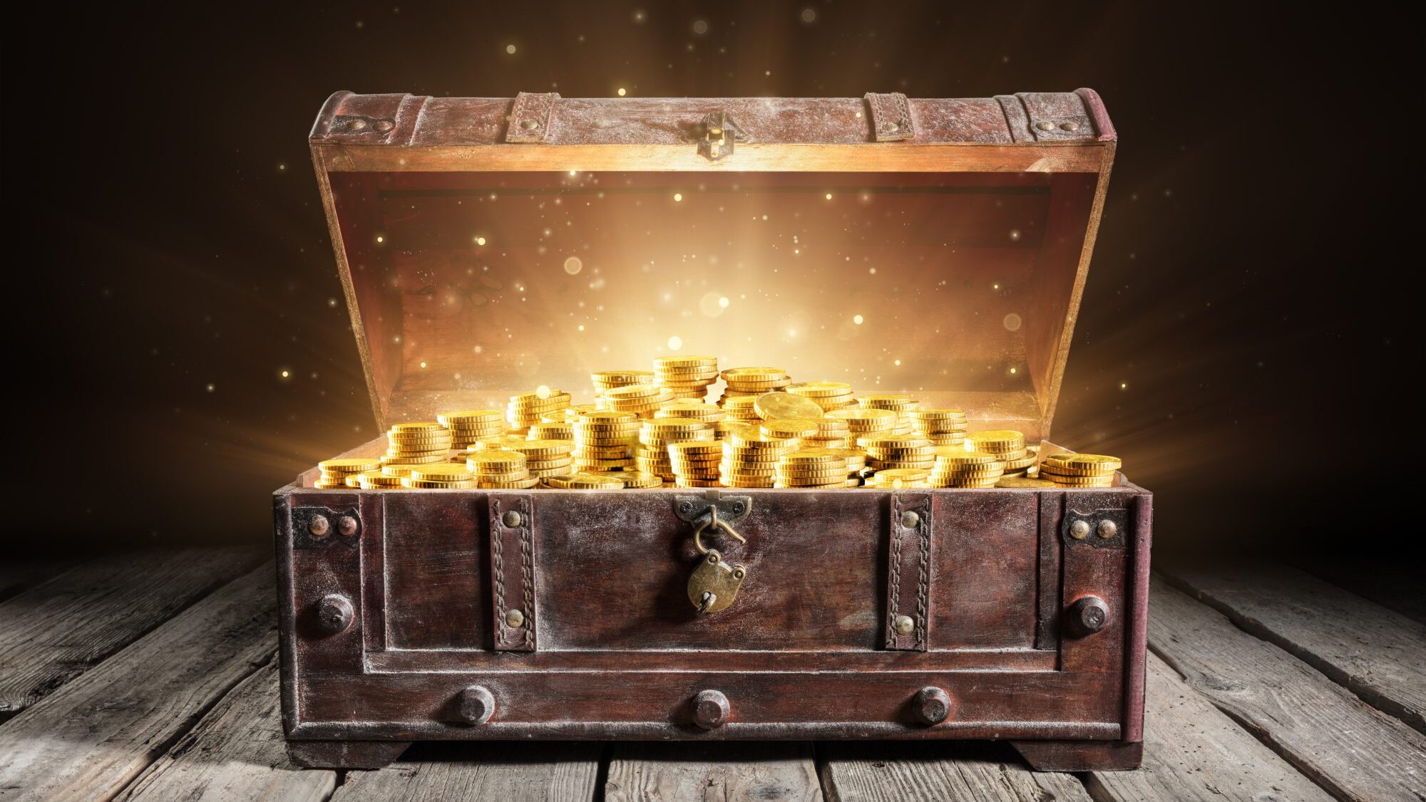 Take treasure. Сундук золота. Сундук с золотыми монетами. Ящик золота клад. Сундук с цепями.