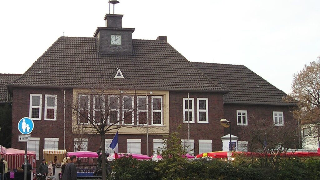 Germany: Parents Protest Asylum Center by Primary School