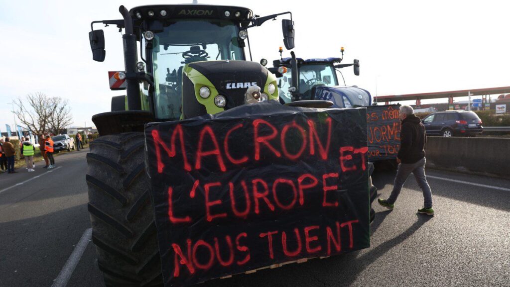 ‘Siege of Paris’ Predicted As Tractors Block Roads in Rural Uprising