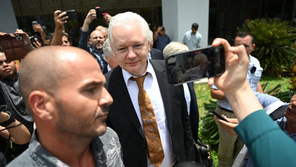 Assange Walks out of U.S. Court a Free Man