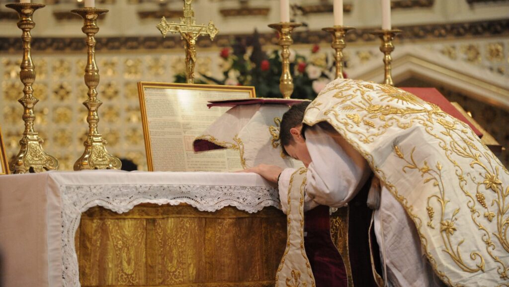 Cultural Icons Urge Vatican: Save the Traditional Latin Mass