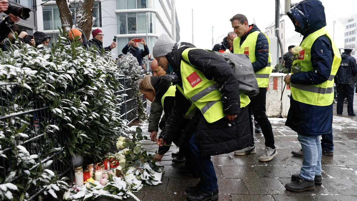 Members of tof the German labor union Ver.di pay their respects to the victims on February 14, 2025 at the scene of the ramming attacks in Munich that took place on February 13, 2025.