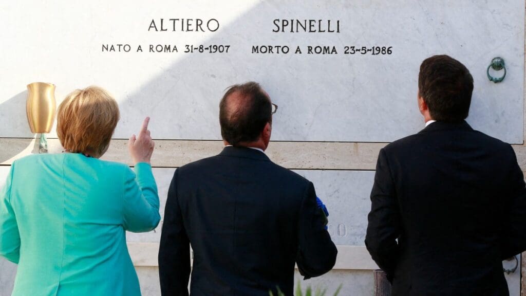 German Chancellor Angela Merkel, French President Francois Hollande and Italian Prime Minister Matteo Renzi pay their respects at the tomb of Altiero Spinelli, co-author of the “Ventotene Manifesto” calling for a federation of European states, on August 22, 2016.