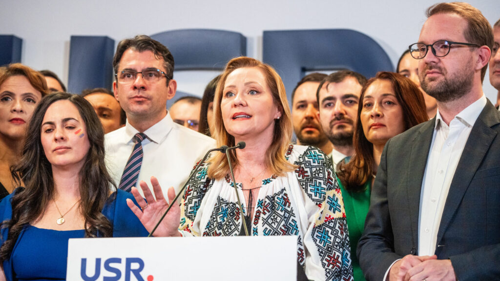 USR leader Elena Lasconi (center)