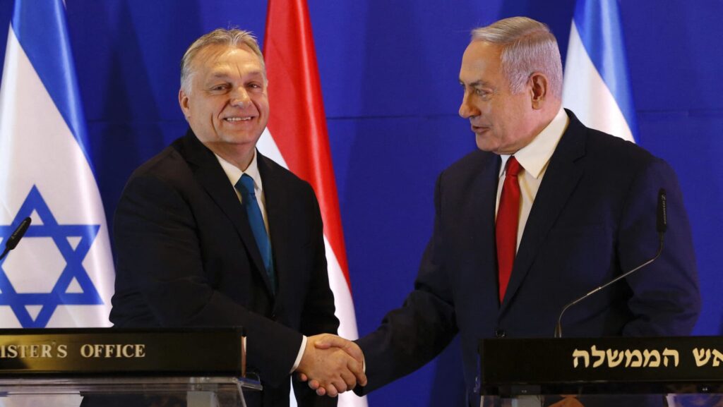 Hungarian Prime Minister Viktor Orban (L) and Israeli Prime Minister Benjamin Netanyahu