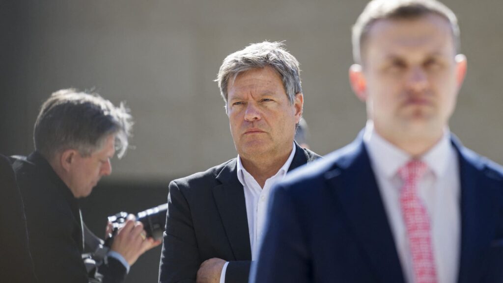 Robert Habeck, the mocked minister (center)