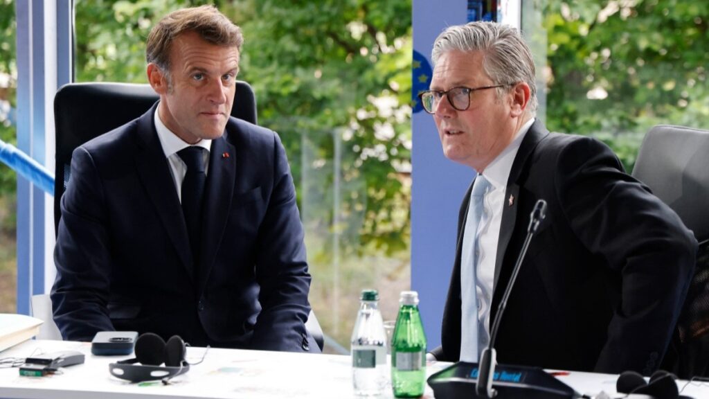 French President Emmanuel Macron (L) and UK Prime Minister Keir Starmer at the European Political Community summit in Tirana, Albania on May 16, 2025