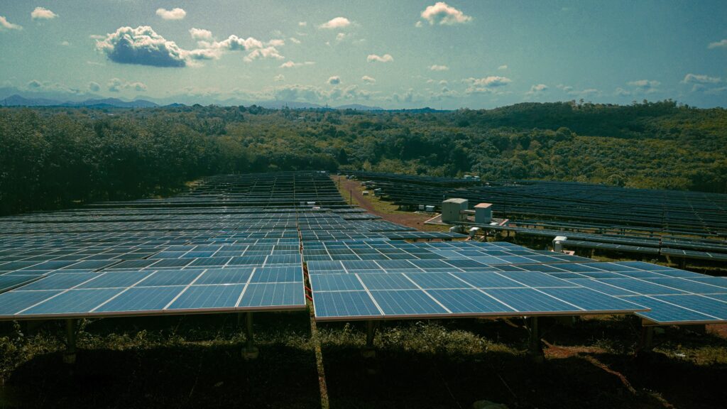Solar farm (illustration, Unsplash)