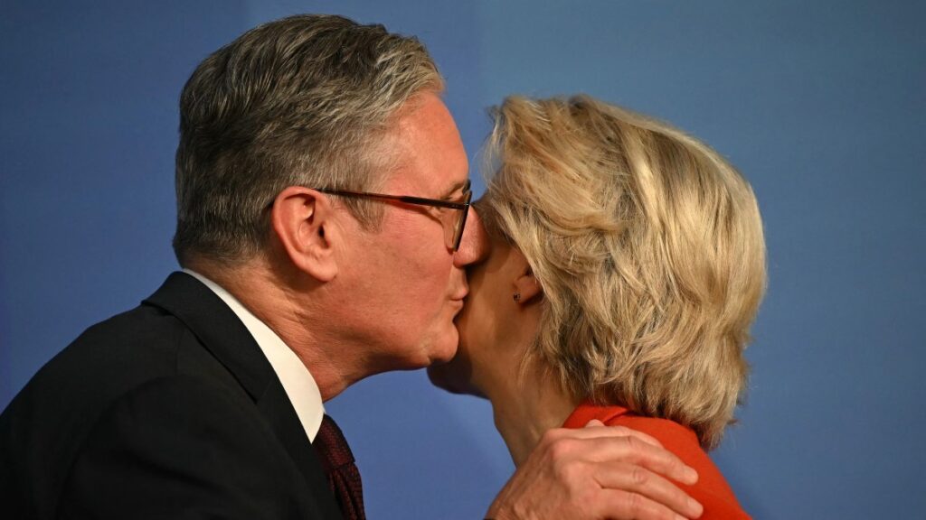 UK Prime Minister Keir Starmer (L) kisses European Commission President Ursula von der Leyen as he welcomes her to the stage at the Future of Energy Security Summit in London on April 24, 2025.
