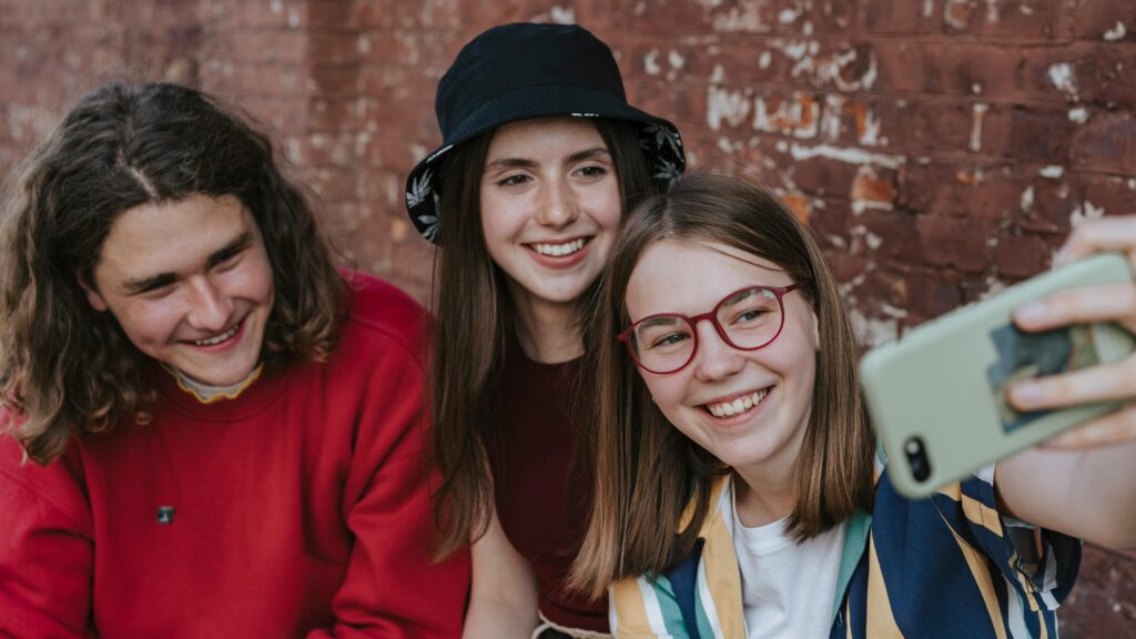 Young teenagers smiling (illustration, Pexels)