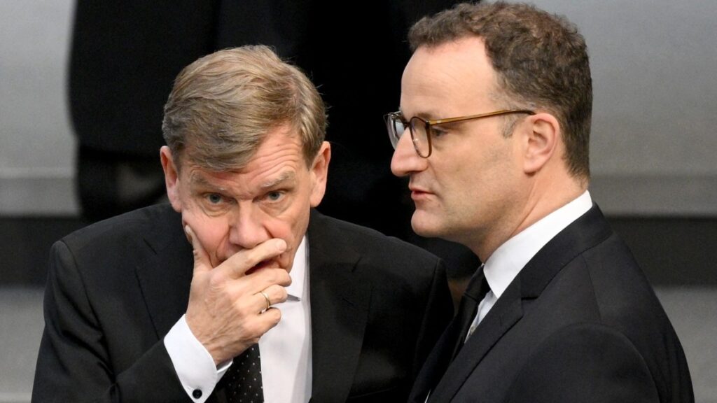 erman Foreign Minister Johann Wadephul (L) with CDU parliamentary group leader Jens Spahn in the Bundestag on May 8, 2025.