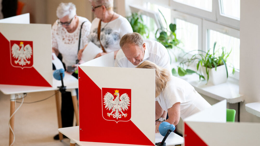 Poland's Prime Minister Donald Tusk (C)