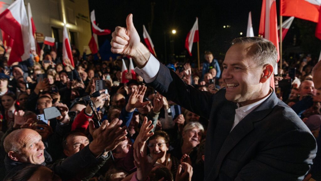 Karol Nawrocki doing thumbs up to a crowd