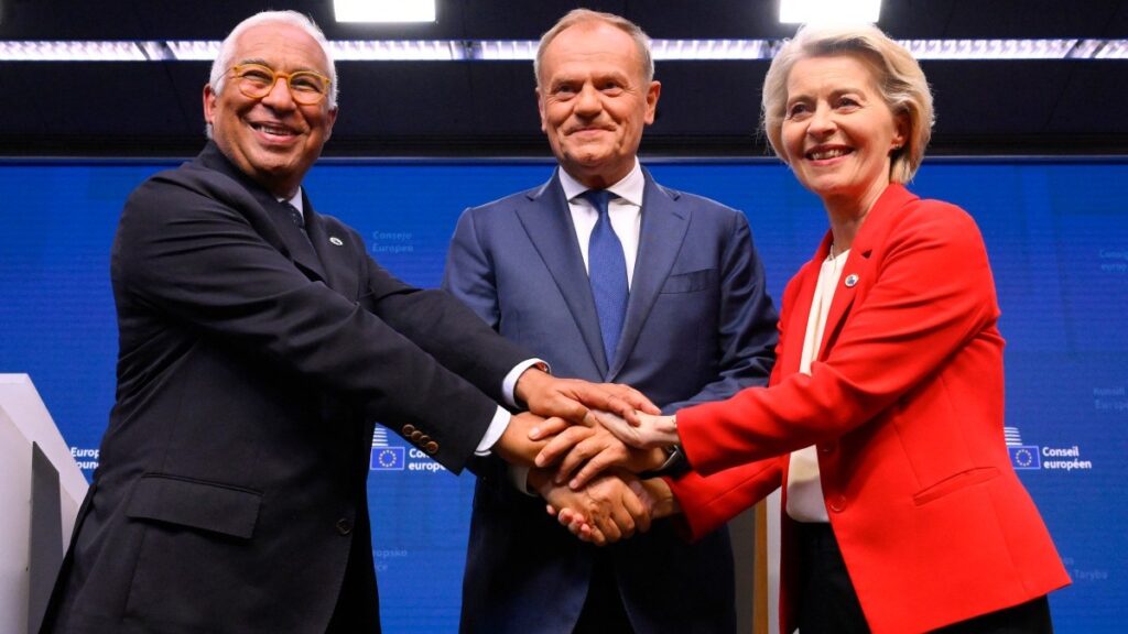 European Council President António Costa (L), Poland's Prime Minister Donald Tusk (C) and European Commission President Ursula von der Leyen join hands at the end of a press conference at the European Council in Brussels on June 26, 2025.