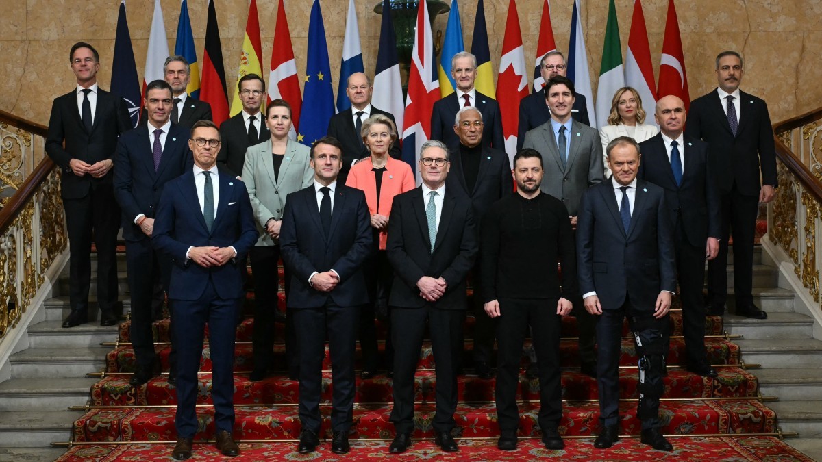 Family photo of European leaders with then Canadian PM Justin Trudeau, Turkish Foreign Minister Hakan Fidan and Ukraine’s President Volodymyr Zelensky on March 2, 2025 at a London summit.