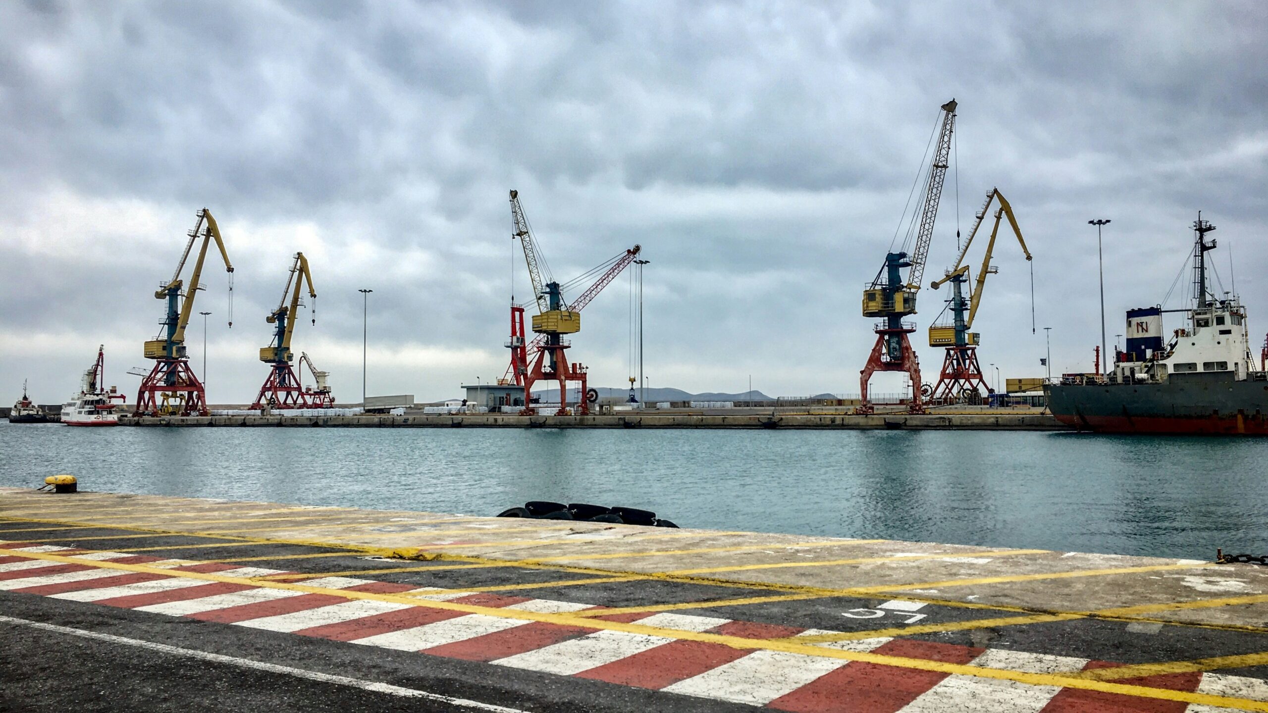 View of a port with cranes (illustration, Unsplash)