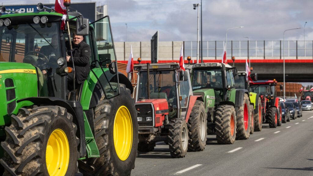 Polish Farmers Leave EU Protests To Join Migrant Patrols on German Border