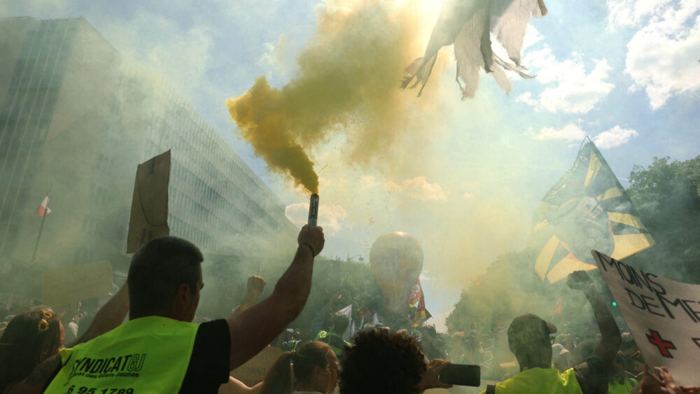 A Yellow Vests Union member during a 2025 May Day rally