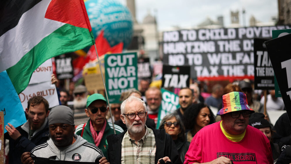 Jeremy Corbyn (centre)