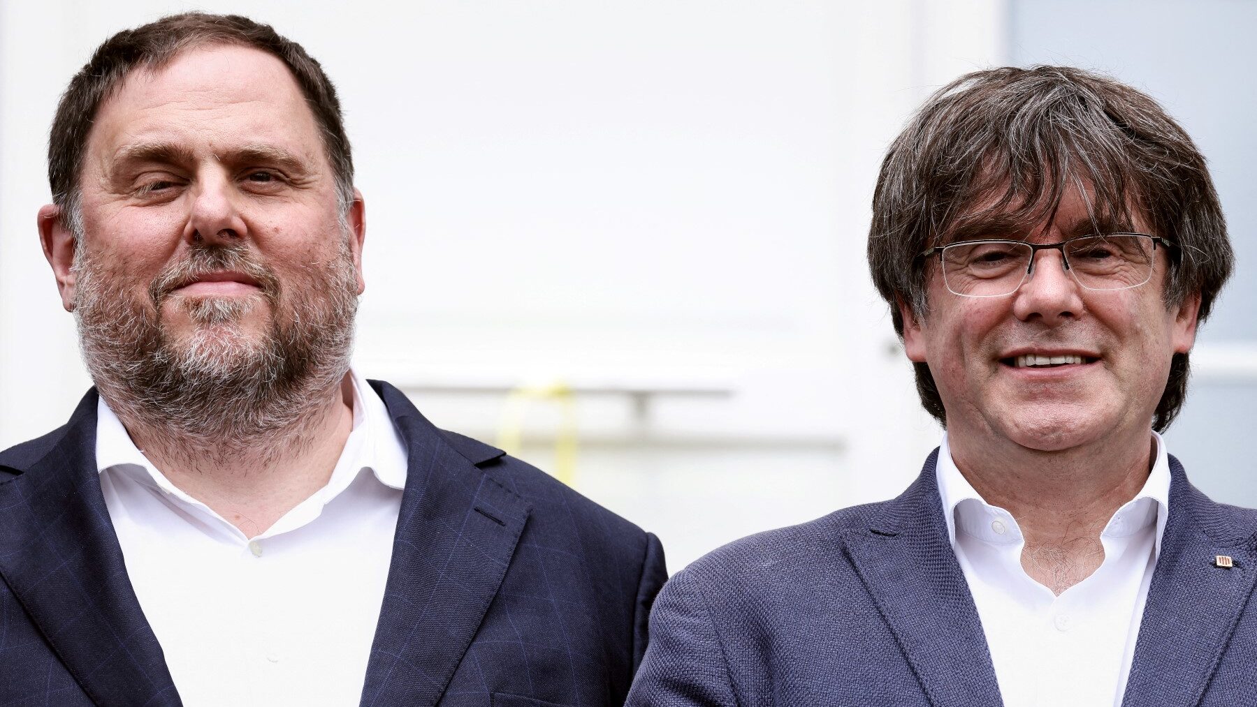 Carles Puigdemont (R) poses with Catalan separatist Oriol Junqueras