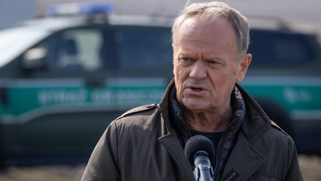 Tusk Cracks Down on Citizen Border Patrols Amid Polish Coalition Turmoil