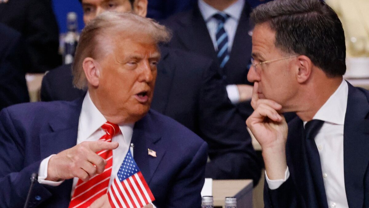 Donald Trum talking to Mark Rutte