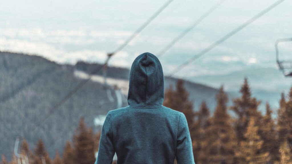 Young man in hoodie seen from behind (illustration radicalised youth, Unsplash)