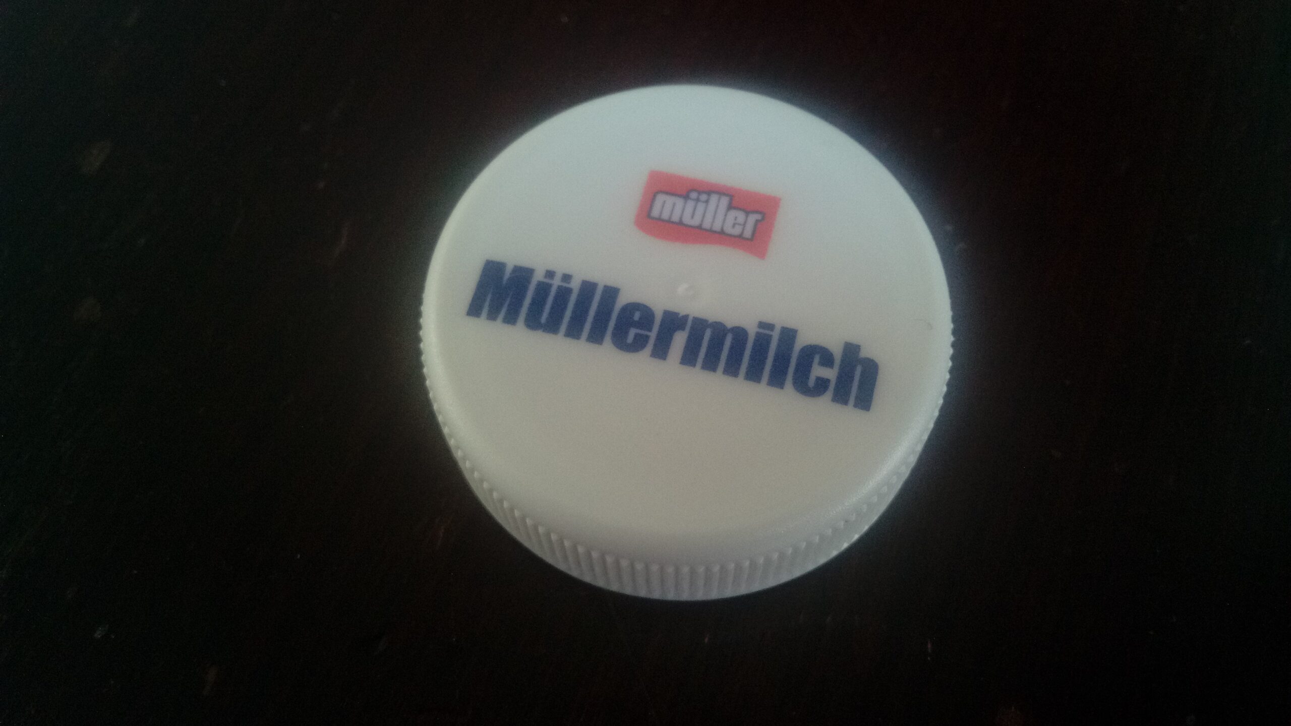 A Müllermilch-branded PET bottle cap