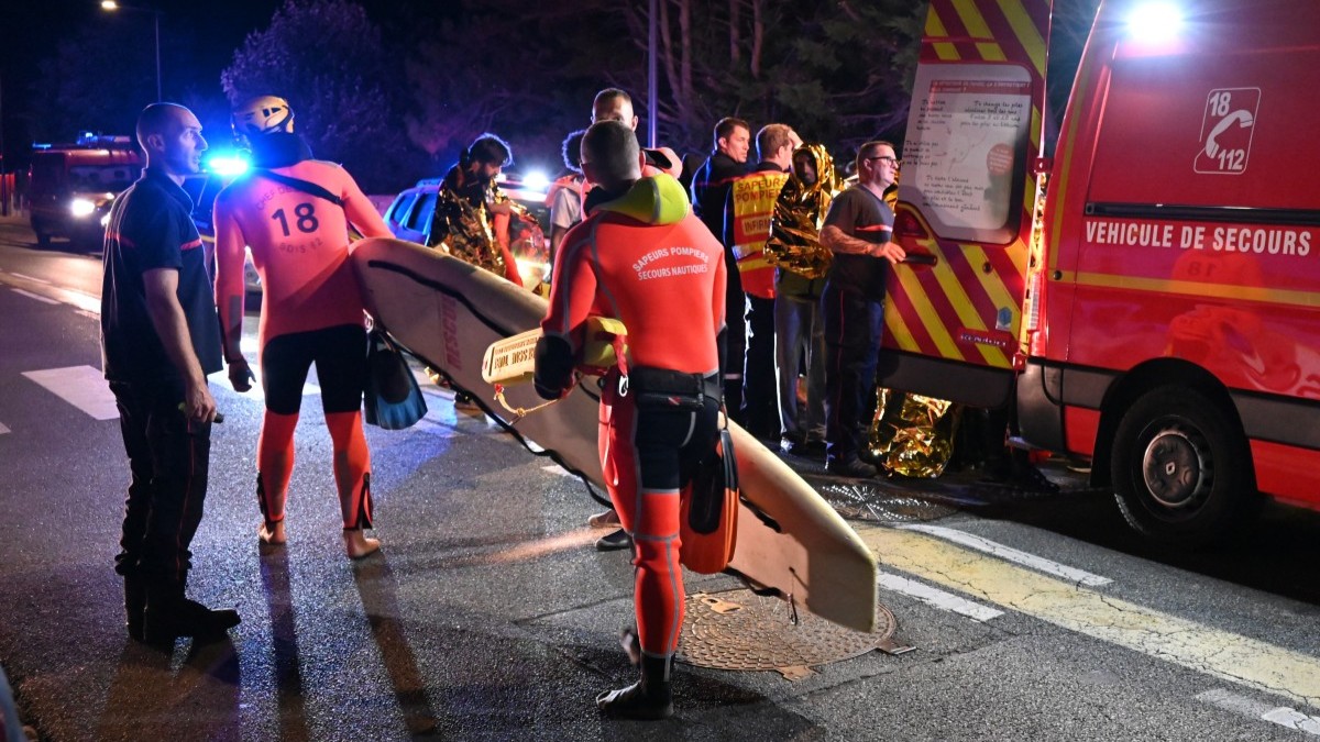 Migrants rescued by French firefighters after unsuccessful attempt to cross the English Channel in August 2025