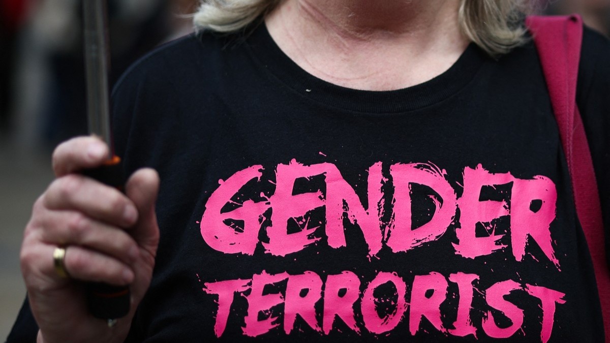 A protestor wears a t-shirt reading „gender terrorist" during a march in support of ‘trans rights’ in central London on May 25, 2025.
