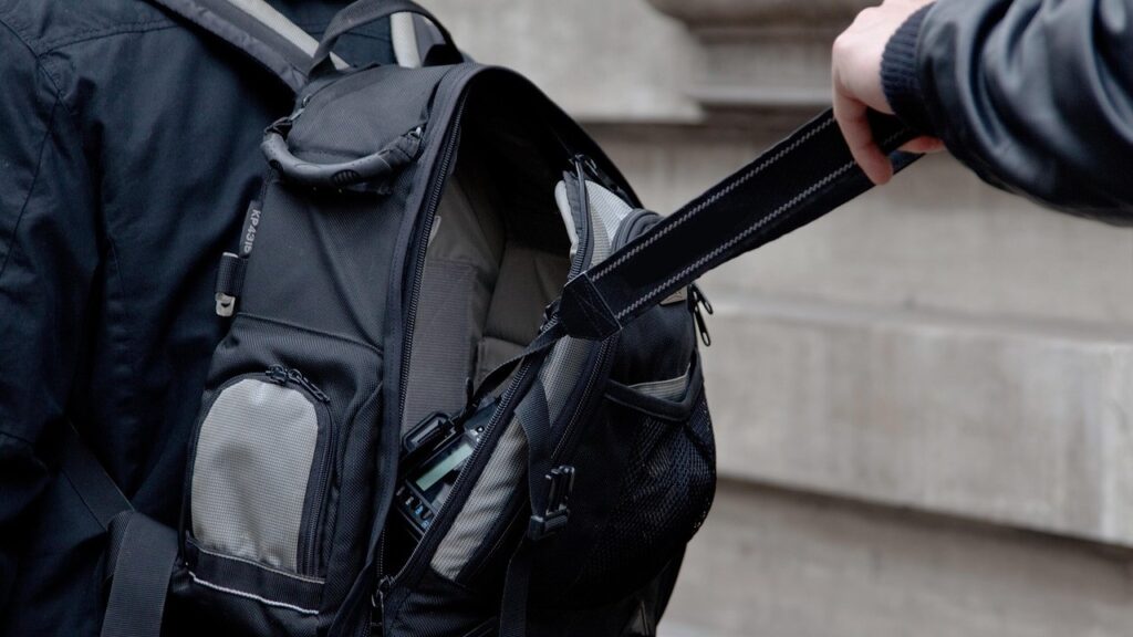 Stealing camera from rucksack (illustration, Pixabay)