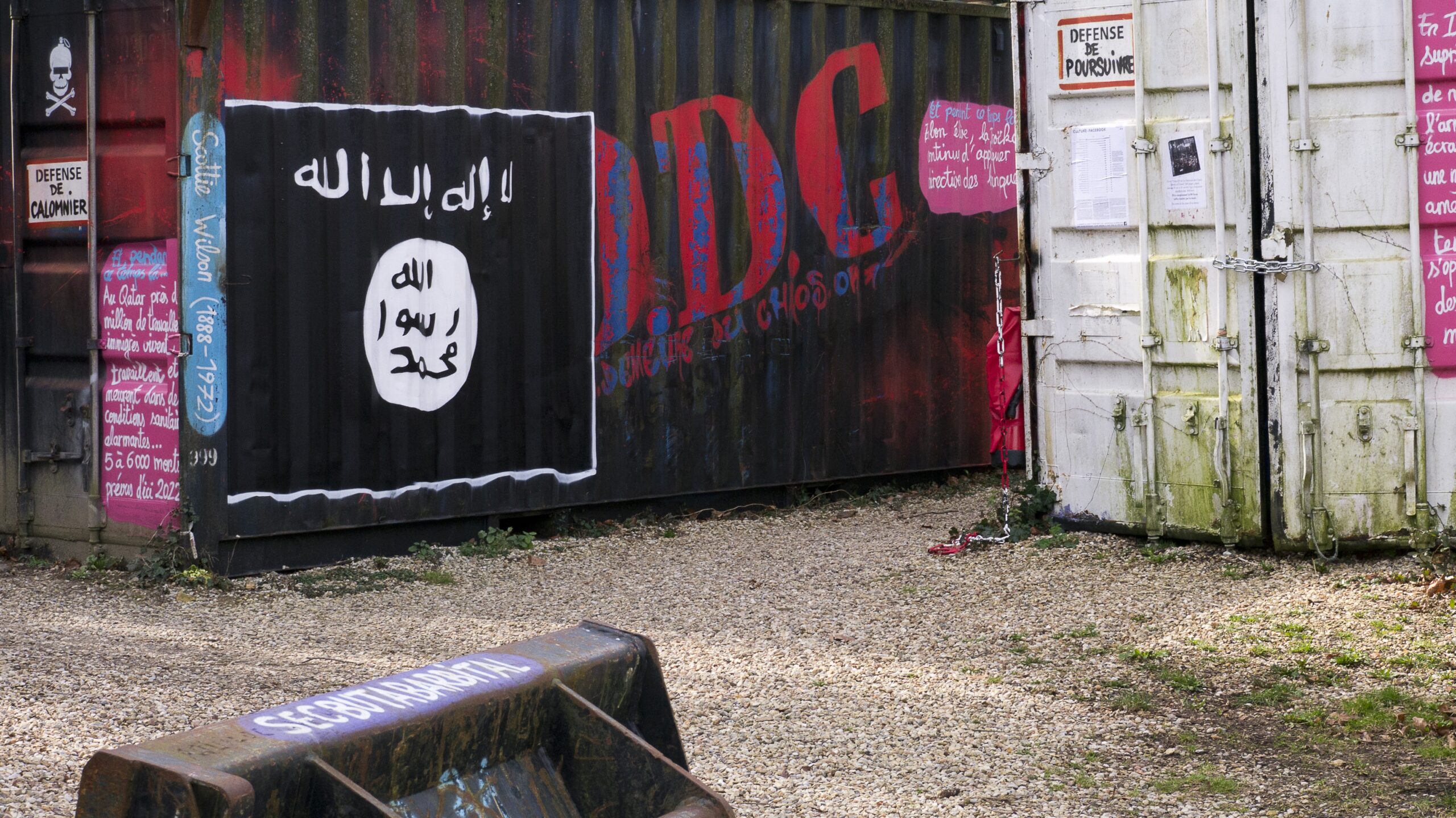 Flag of Islamic State graffiti, St.-Romain-au-Mont-d'Or, Rhône-Alpes, France