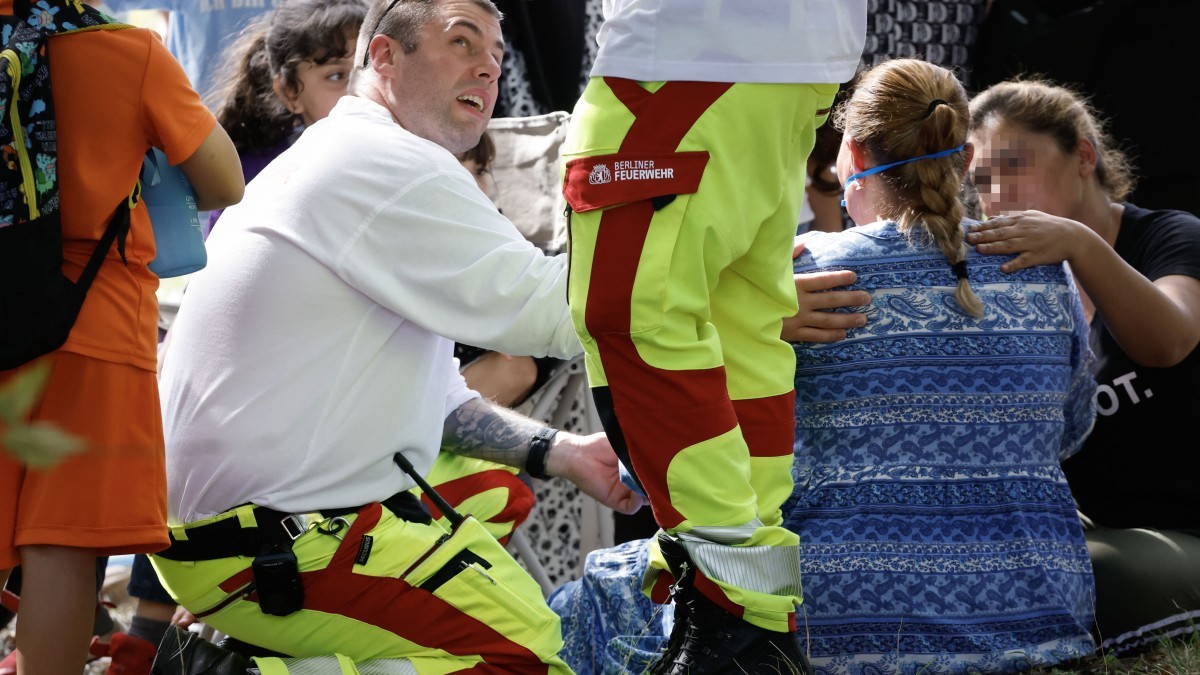 Emergency personnel comfort shocked witnesses after a car hit a group of people, injuring several, among them children, on September 4, 2025 in Berlin’s Wedding district.