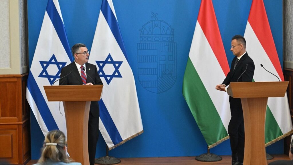 Israeli Foreign Minister Gideon Sa'ar (L) and Hungarian Foreign Minister Péter Szijjártó in Budapest on September 8, 2025