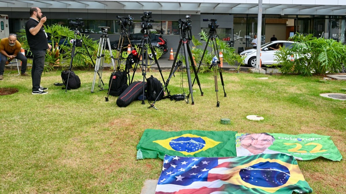 Journalists wait outside DF Star Hospital in Brasília on September 17, 2025, where former president Jair Bolsonaro has been hospitalized since September 16 following a medical emergency.