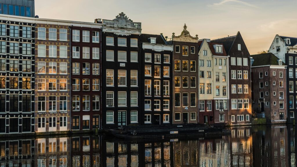 Expats Under Fire: Dutch Groups Demand End to 30% Tax Break