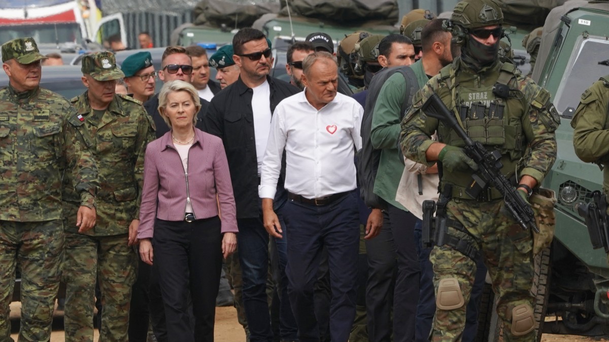 Polish Prime Minister Donald Tusk and President of European Commission Ursula von der Leyen visit the fence at the Poland/Belarus border on August 25, 2025 in Krynki, eastern Poland.
