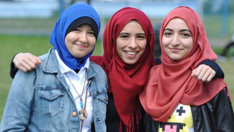 Socialist Teachers Protest Austrian Headscarf Ban