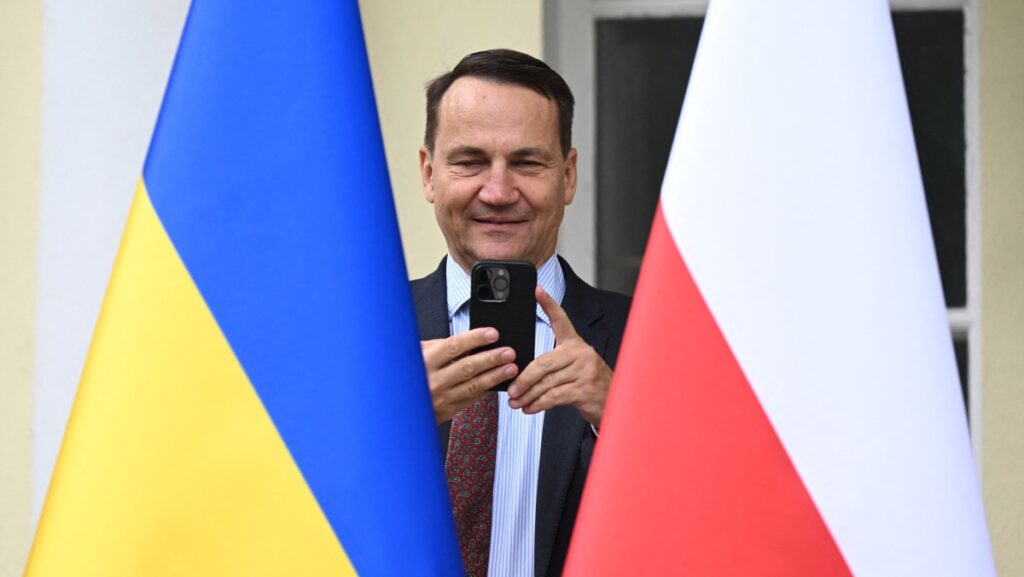 Polish FM Calls for Attacks on Druzhba Oil Pipeline