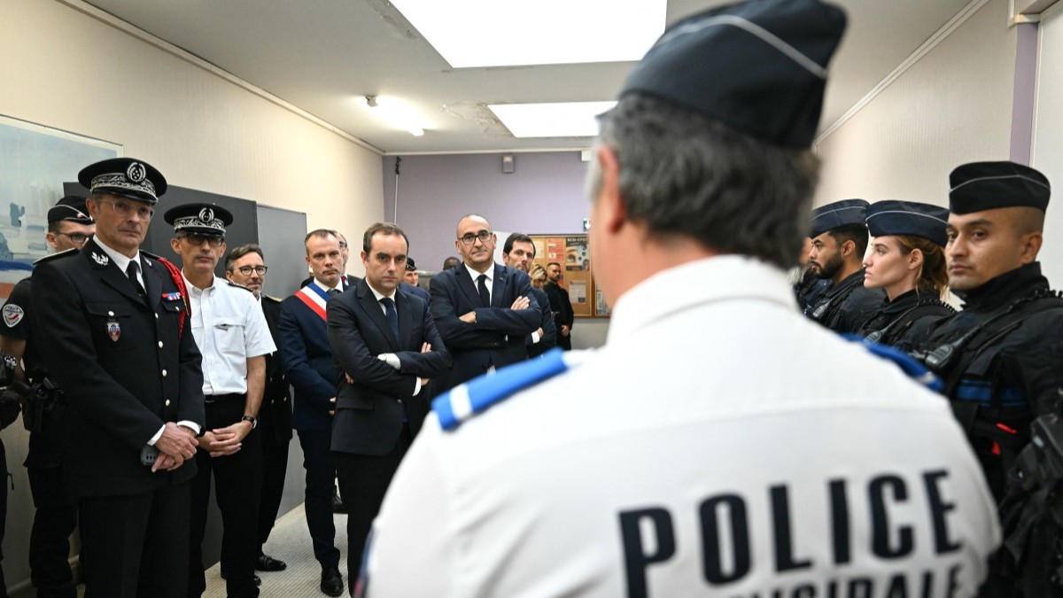 France's Prime Minister Sébastien Lecornu (C), next to Paris Police Prefect Laurent Nunez (C-R), meets police officers during a visit to a police station in L'Hay-les-Roses, on the southern outskirts of Paris on October 11, 2025.