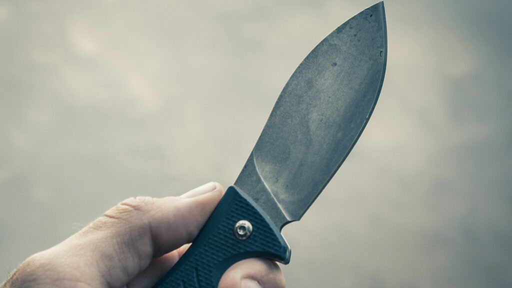 Knife crime illustration (man's hand with a knife) Unsplash