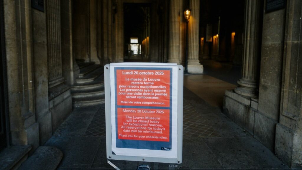 A sign saying the museum will remain closed for a second day is seen on October 20, 2025 outside the Louvre, after thieves stole priceless jewels from the museum in Paris a day earlier.