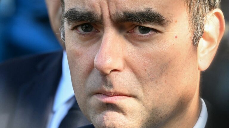 New French Government Faces Two Motions of No-Confidence on Day One