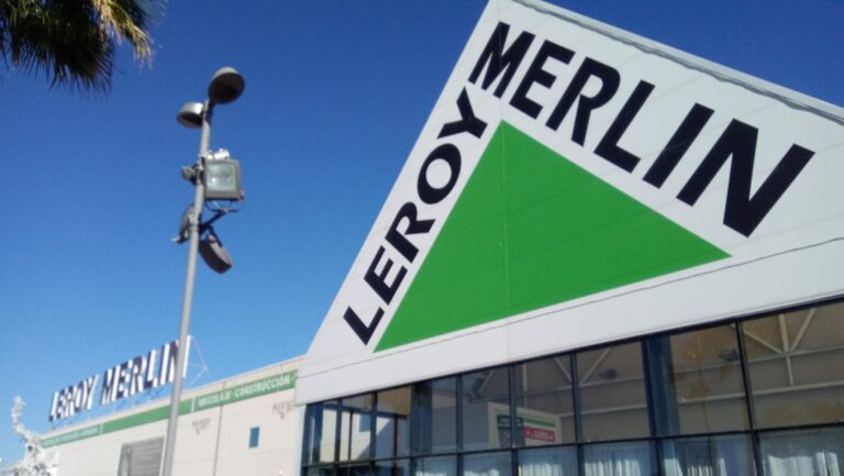 Online Activists Escalate Campaign Against French Conservative Media