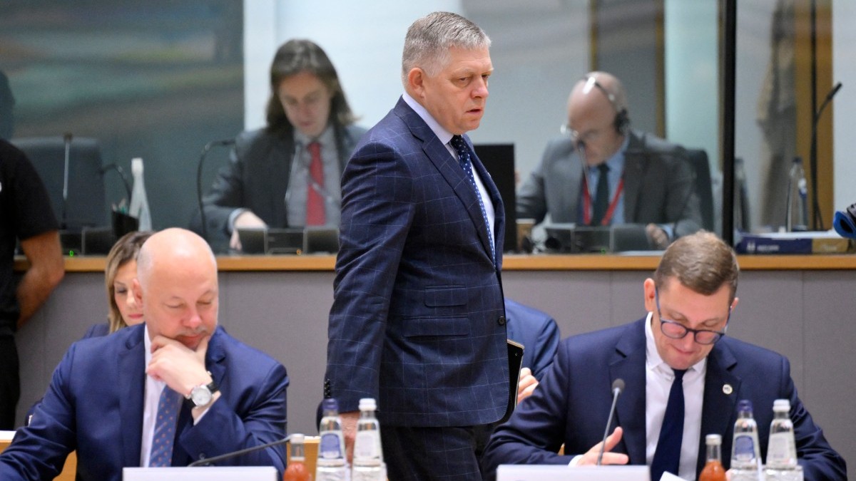 Slovakia’s Prime Minister Robert Fico (C) walks by Bulgaria’s Prime minister Rossen Jeliazkov (L) and Estonia’s Prime Minister Kristen Michal (R) as he arrives for a European Council meetin, in Brussels on October 23, 2025.