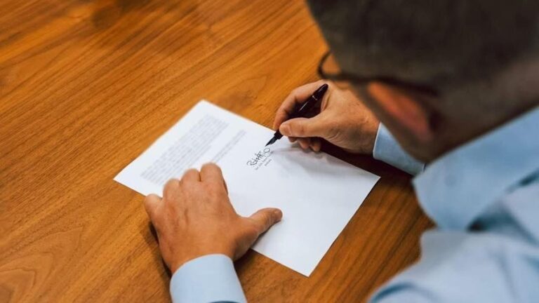 Slovak Prime Minister Robert Fico signs the joint letter to Ursula von de Leyen on December 11, 2025.